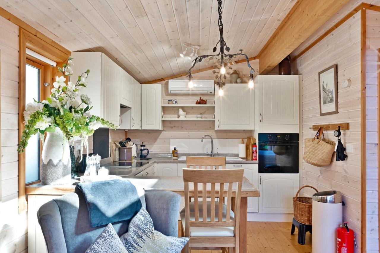 The Lodge - Luxury Lodge With Super King Size Bed, Kitchen & Shower Room Hurstpierpoint المظهر الخارجي الصورة